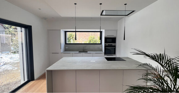 Cuisine-claire-avec-grand-ilot-centrale-by-CMOC2_68