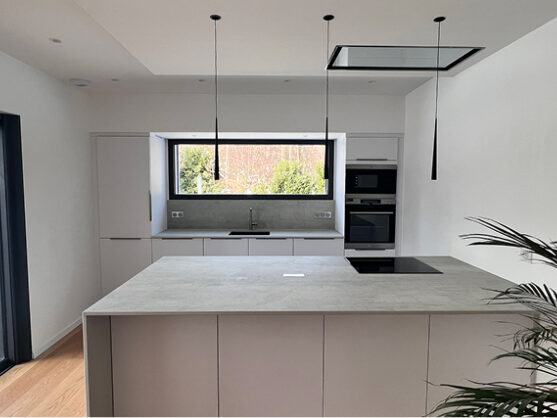 Cuisine-claire-avec-grand-ilot-centrale-by-CMOC2_68