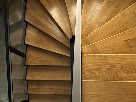 Escalier-bois-et-alu-avec-garde-corps-en-verre-by-Ludovic-Chaintrier-68